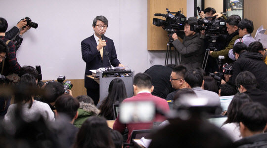 삼성그룹 준법감시위원회 위원장으로 내정된 김지형 전 대법관이 9일 서울 서대문구 법무법인 지평에서 기자간담회를 하고 있다.  박동욱기자 fufus@